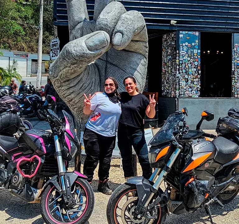 Mulher motociclista pilotando em estrada aberta — crescimento do motociclismo feminino no Brasil