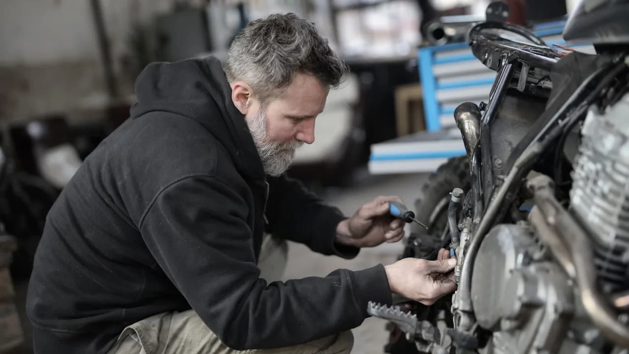Mecanico realizando manutencao preventiva em motocicleta em oficina