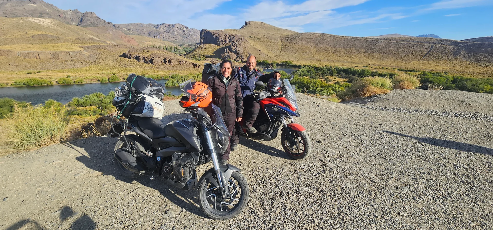 Luan e Juliana @casalcrepaldi em viagem de moto pela Patagonia Argentina