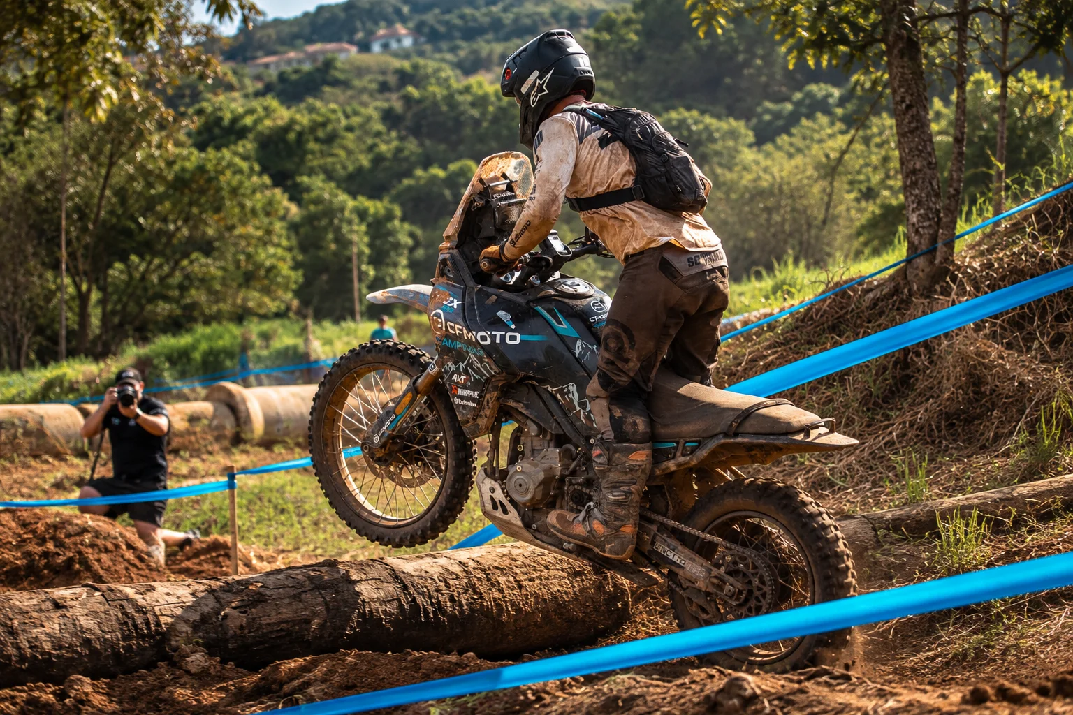 Pilotos em trilha no Minas Riders 2026 em Minas Gerais