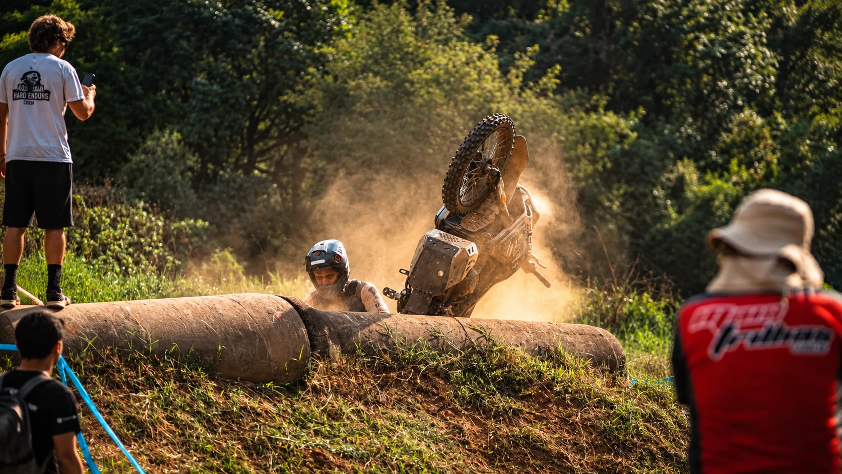 Piloto com a CFMOTO IBEX 450 em trilha off-road