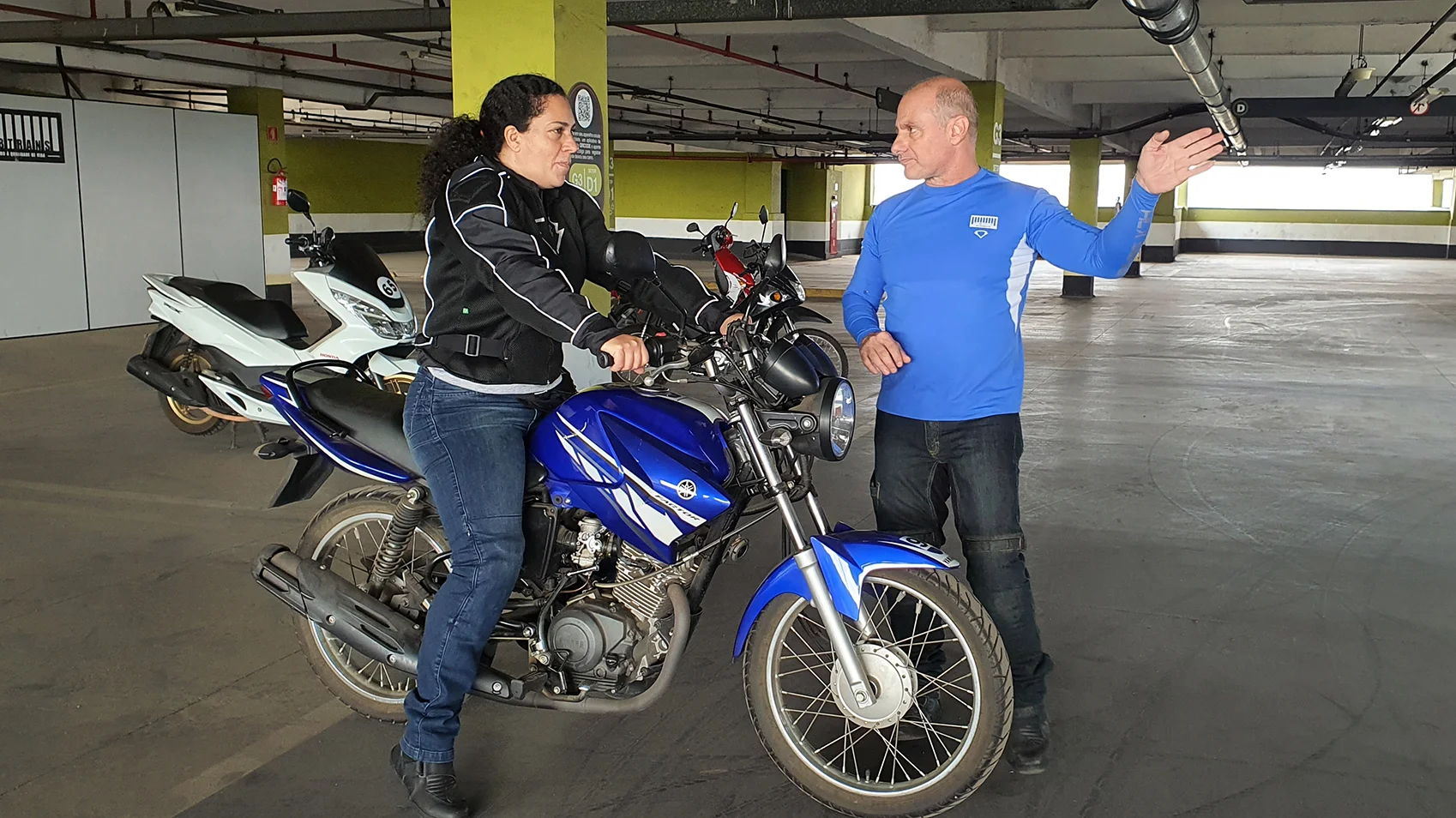 Juliana @casalcrepaldi fazendo aulas de pilotagem na ABTrans