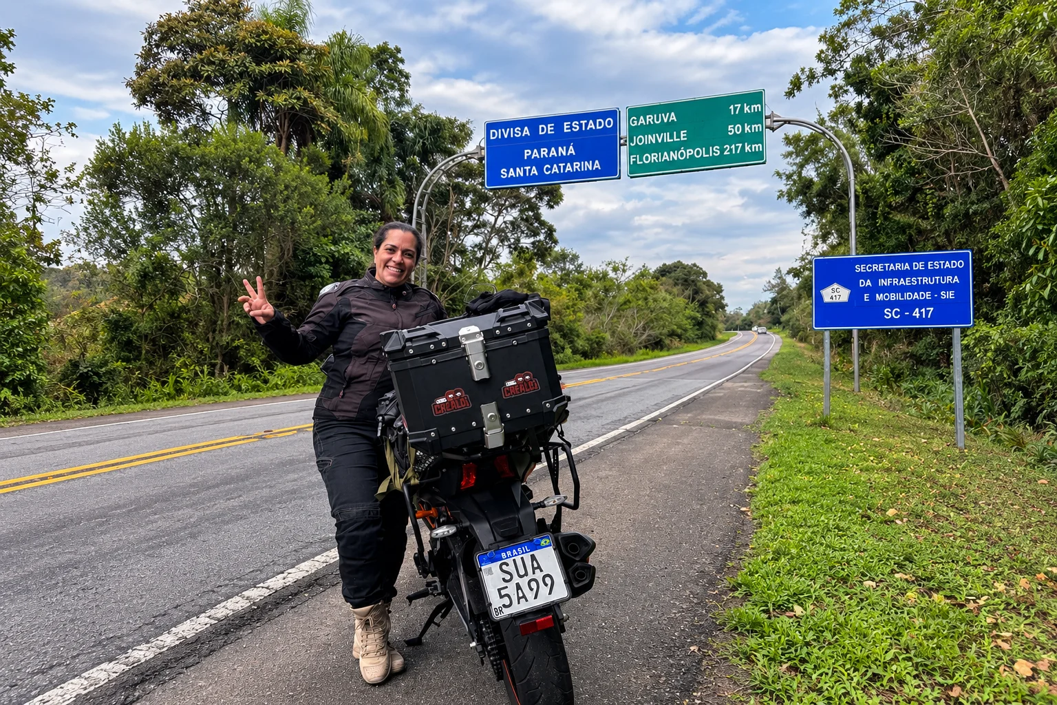 Juliana @casalcrepaldi pilotando sua moto em viagem sozinha