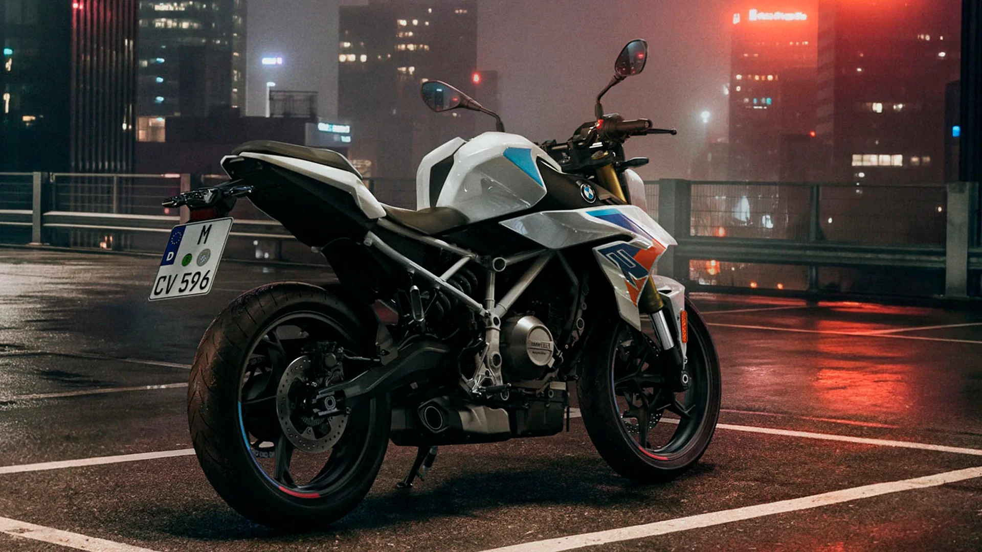 Mulher pilotando a BMW F 450 R com equipamentos completos