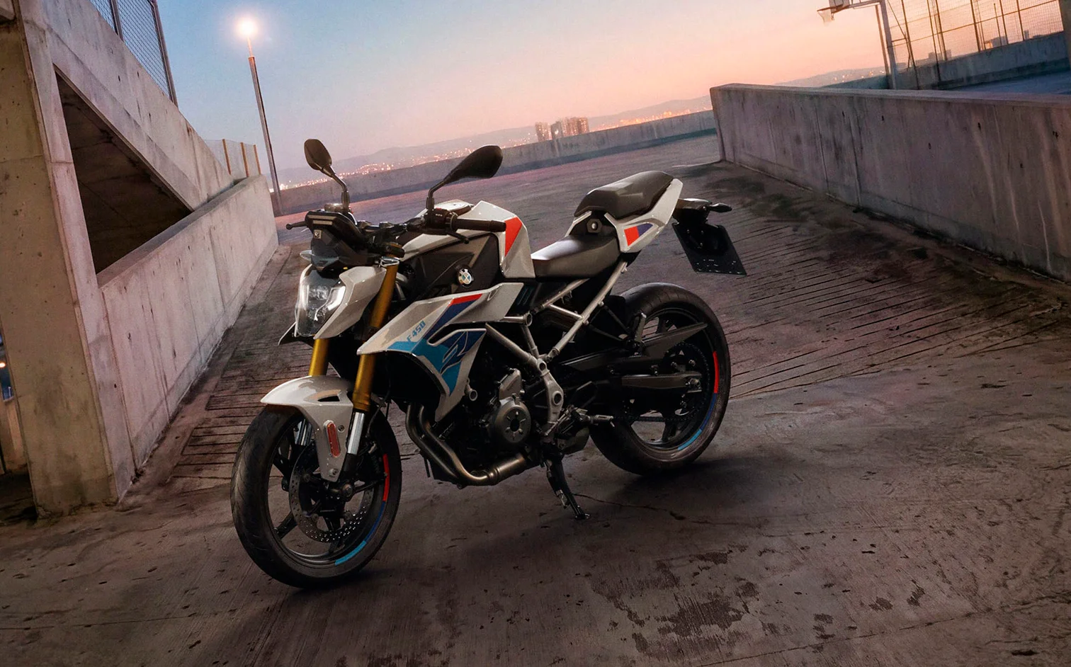 BMW F 450 R 2027 naked revelada — lateral da moto em destaque