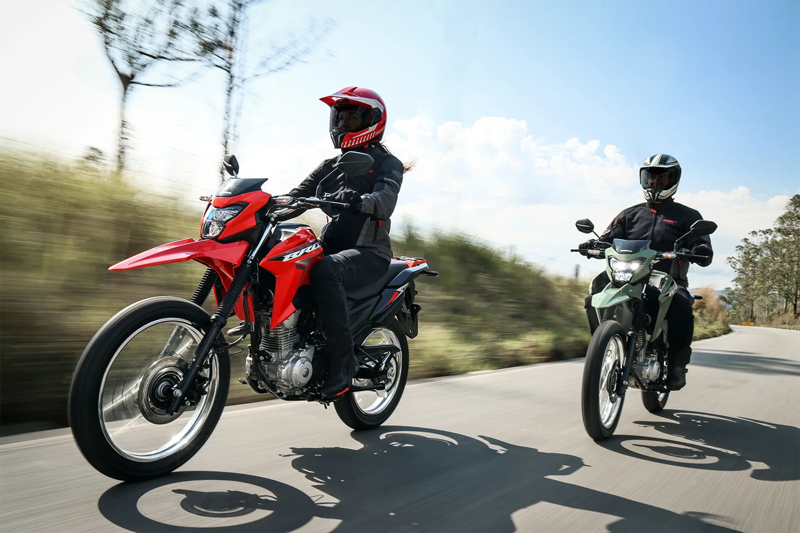 Honda NXR160 Bros em uso em estrada mista, mostrando versatilidade on e off-road