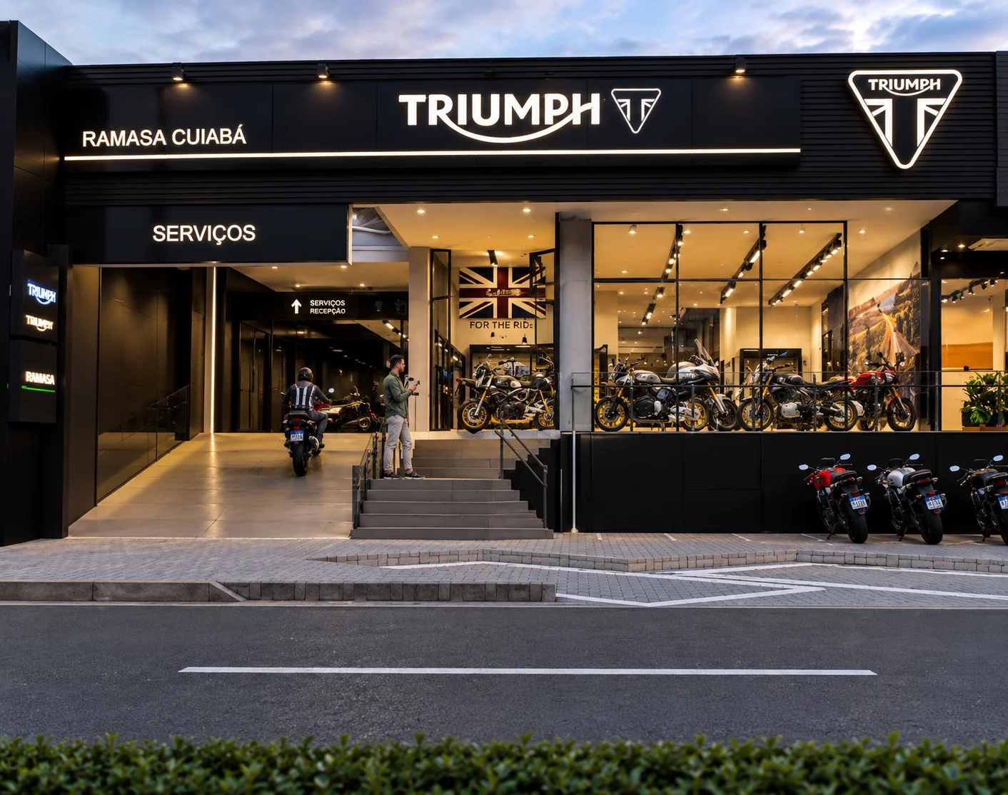 Interior do showroom da Triumph Ramasa Cuiabá com motos expostas