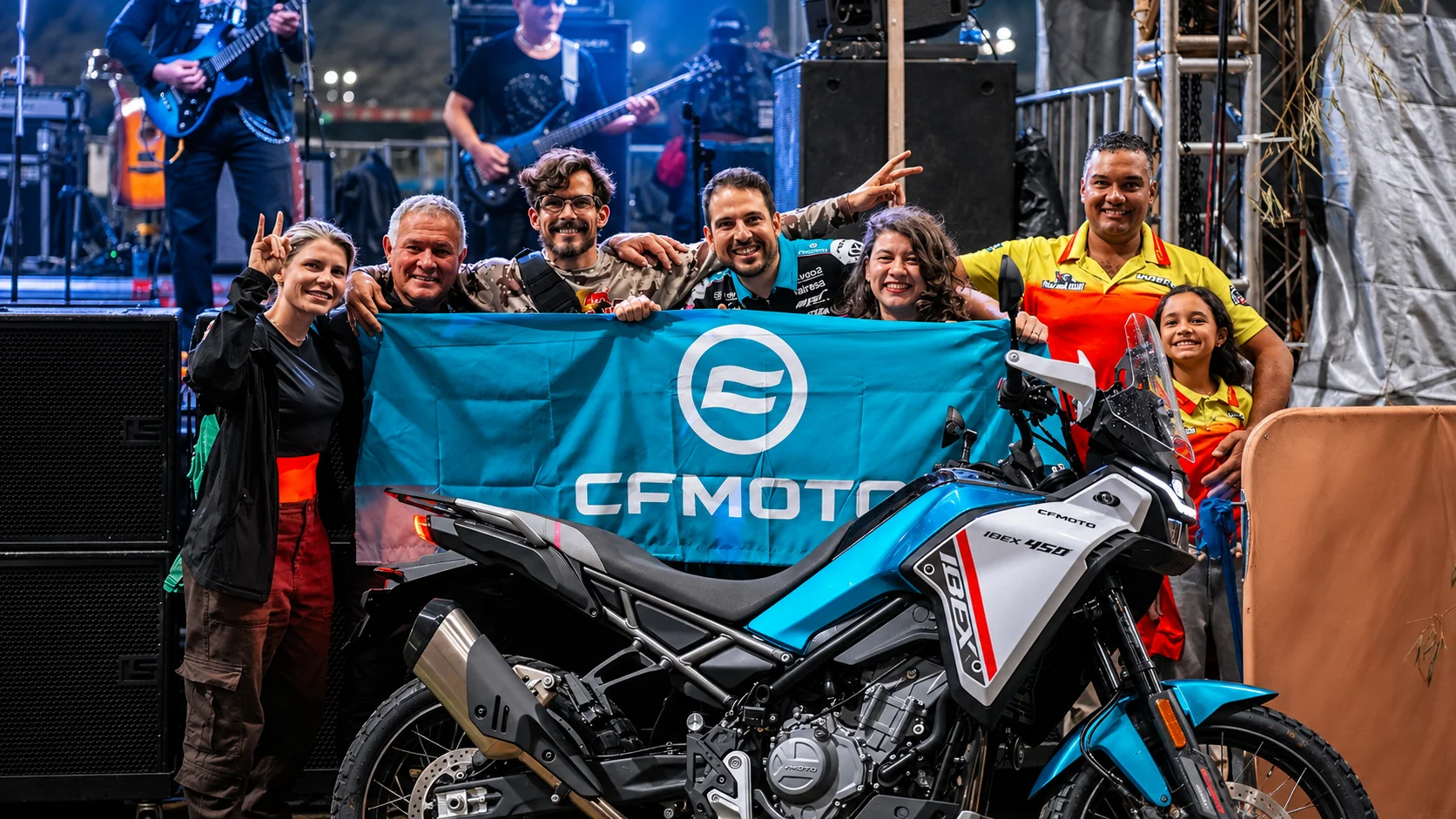 Entrega das CFMOTO IBEX 450 para vencedores do Hard Delivery no Mineirão