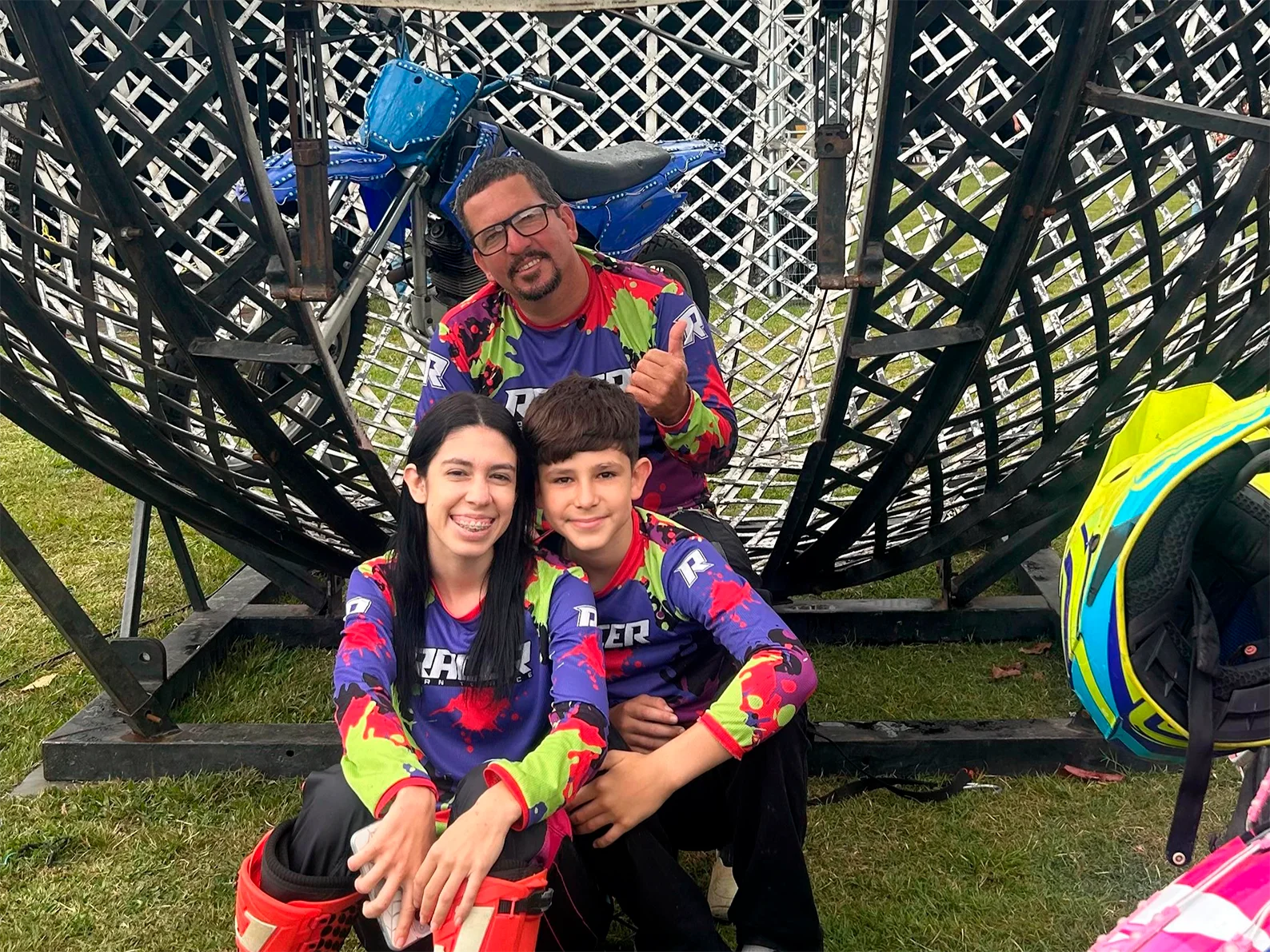 Família Bala em apresentação no Globo da Morte com dois pilotos em giro simultâneo