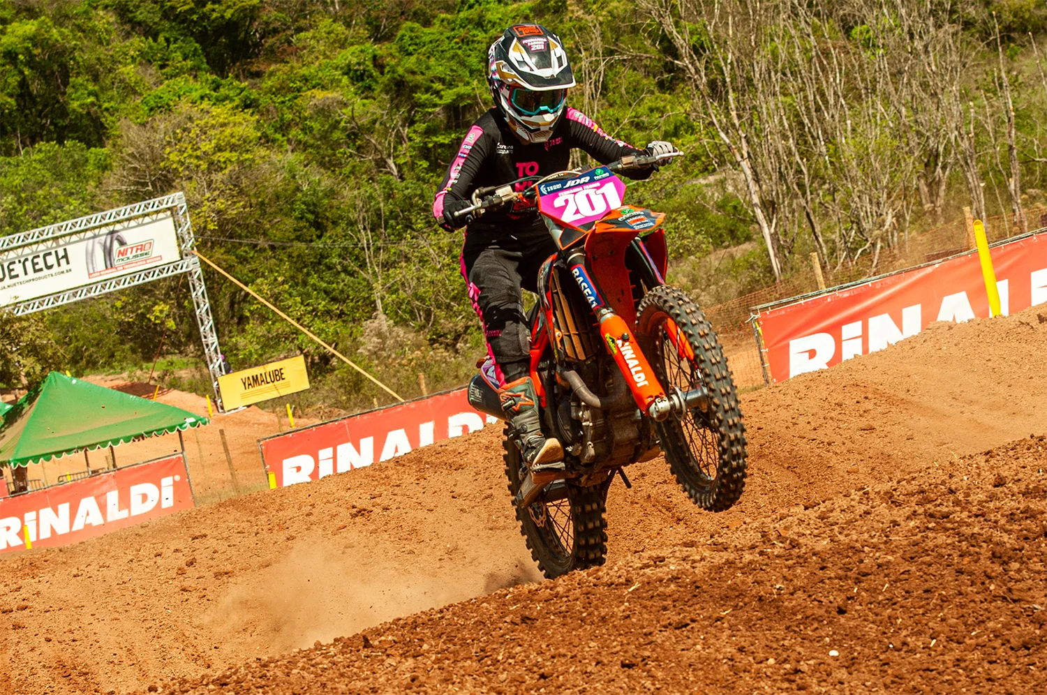Fernanda Fabris #201 da Maggi KTM Team Zenni em ação no Campeonato Brasileiro de Motocross 2026