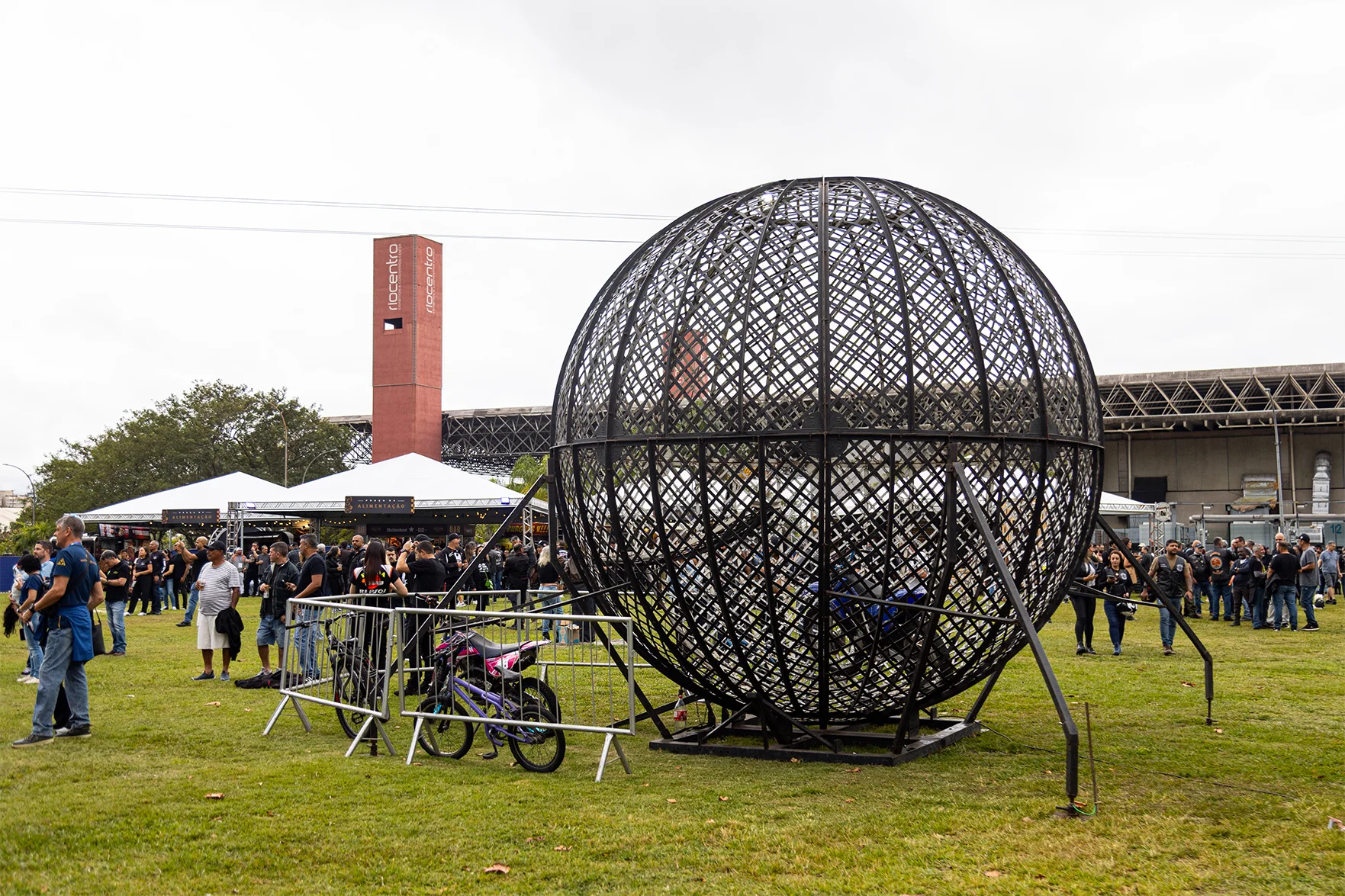 Visitantes circulando entre motos expostas no Festival Moto Brasil