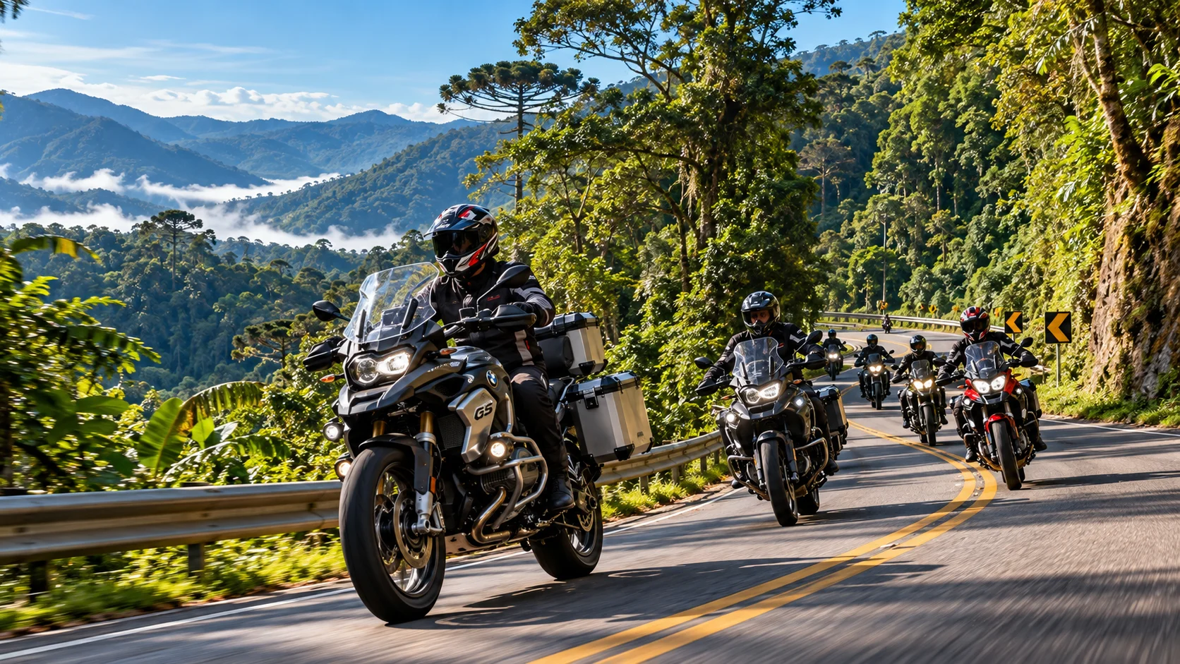 Grupo de motociclistas em estrada sinuosa na Mata Atlântica do Sul do Brasil