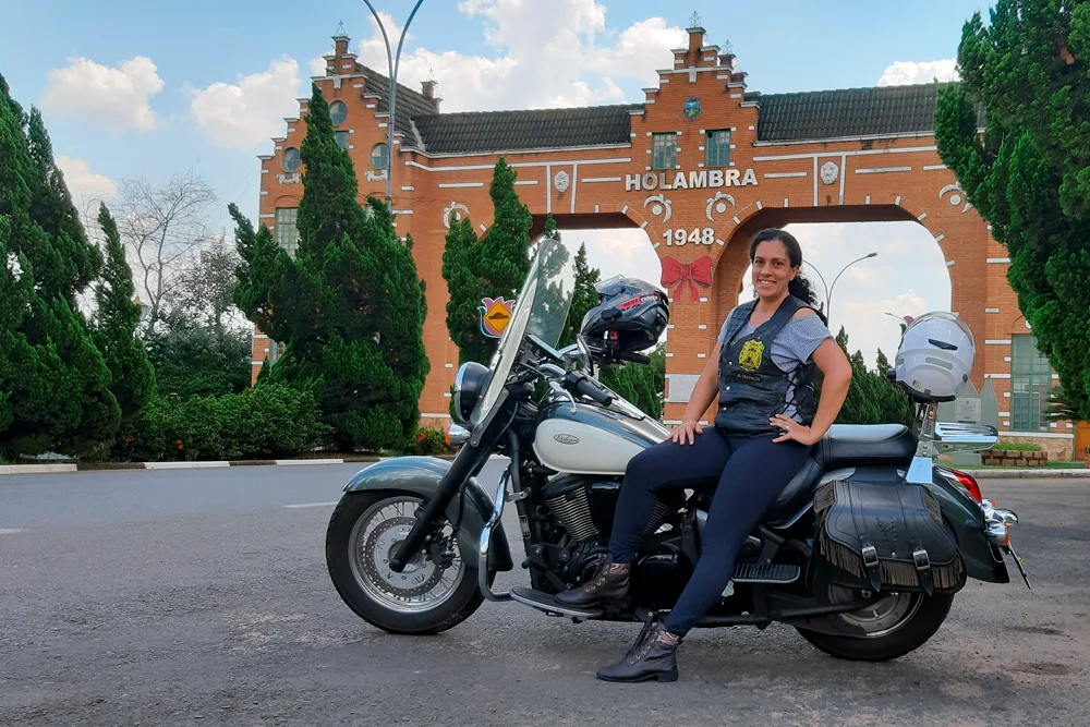 Juliana @casalcrepaldi viajando de moto