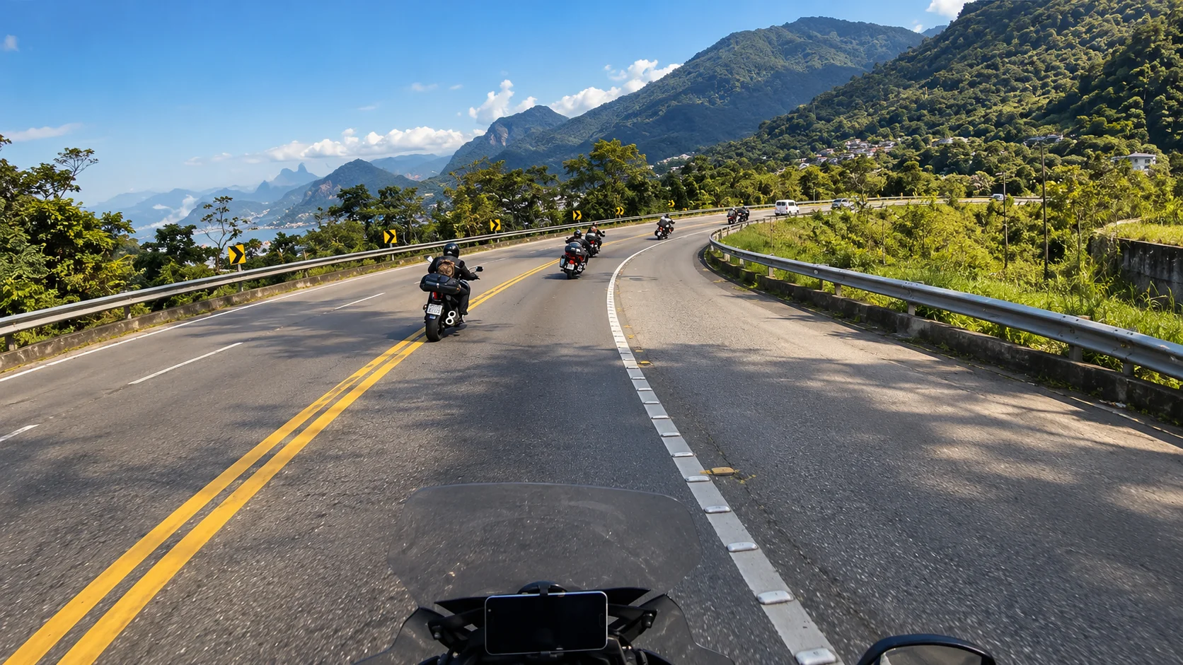 Motociclista em estrada serrana do Rio de Janeiro com paisagem verde ao fundo