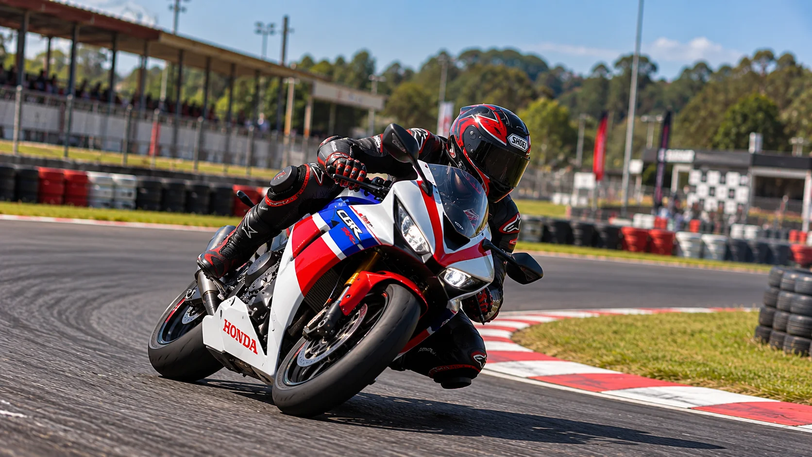 Piloto com equipamento completo em postura correta sobre a moto