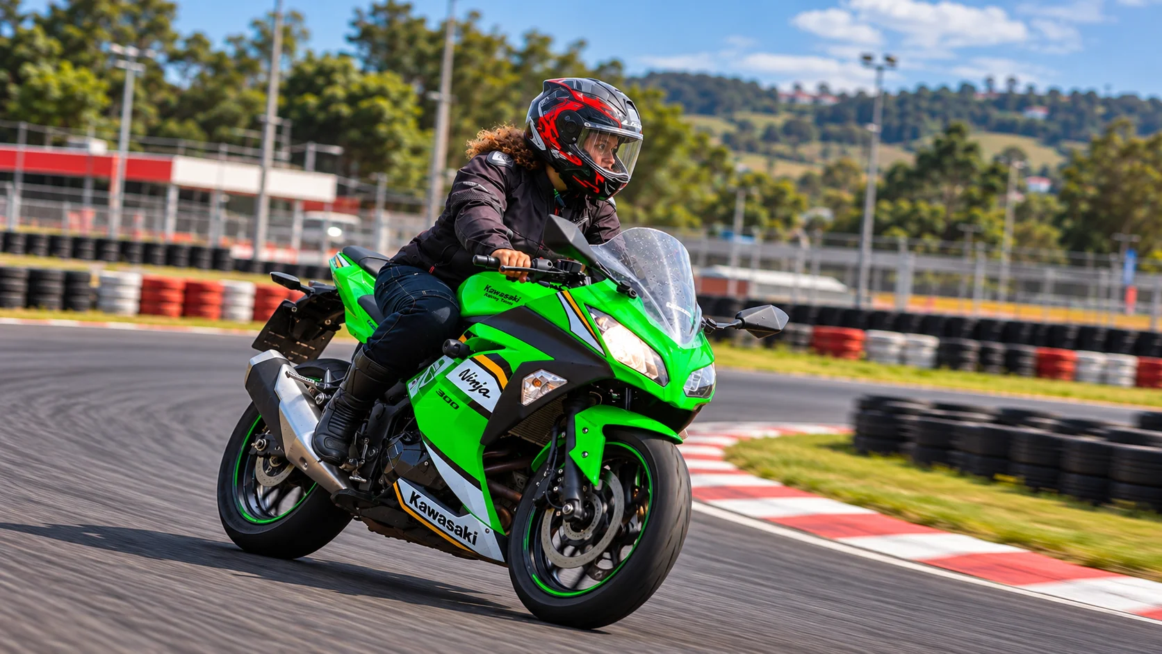 Juliana @casalcrepaldipilotando kawasaki Ninja 300 em cartodramo