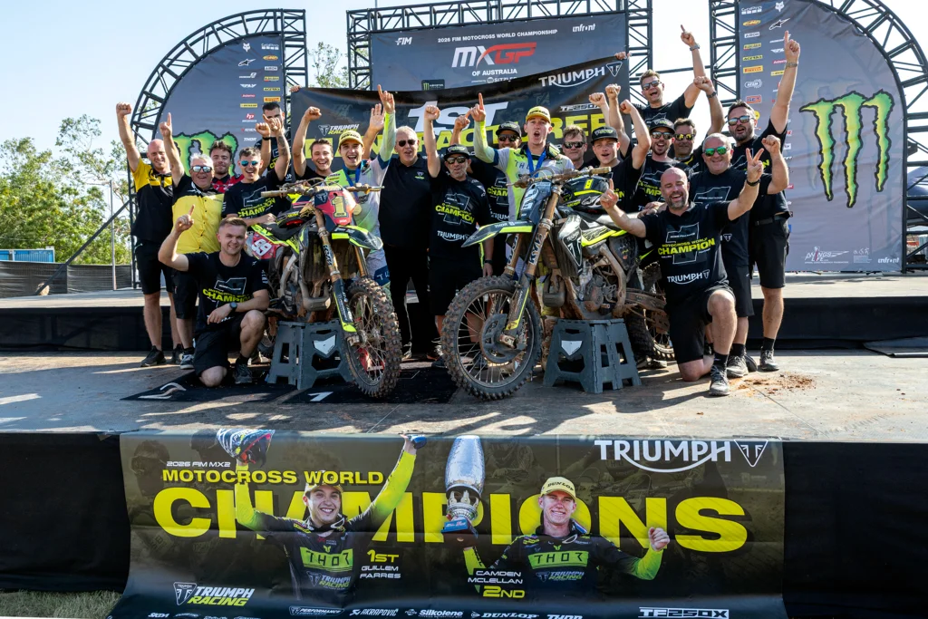 Guillem Farres comemora o título mundial da MX2 2026 pela Triumph Factory Racing em Darwin, Austrália