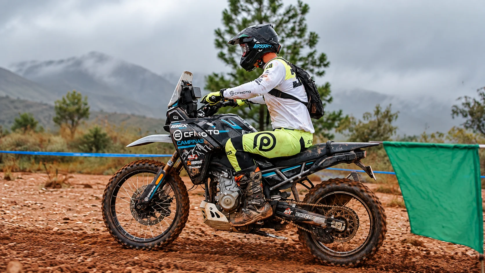 Vincenzo Barbagallo pilotando a IBEX 450 em trilha com lama