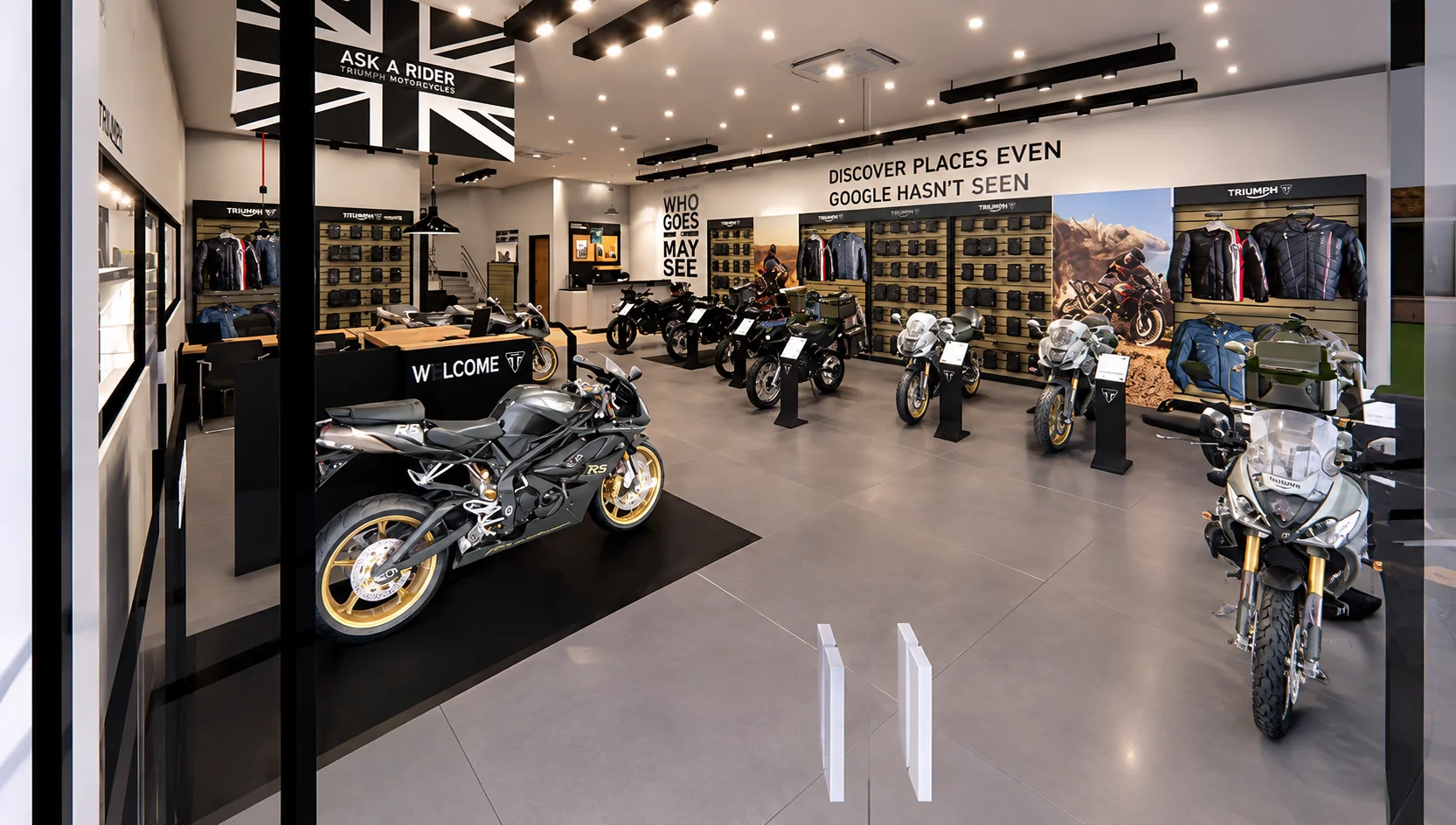 Interior do showroom da Triumph Ramasa Cuiabá com motos expostas