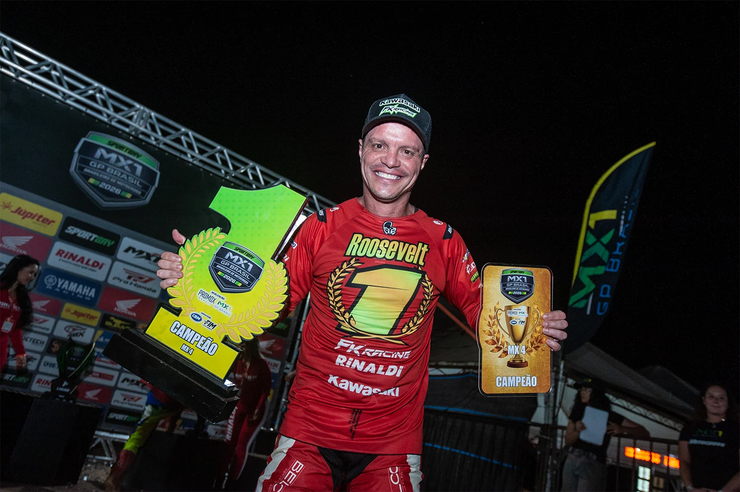 Roosevelt Assunção com o troféu de tetracampeão da MX4 no Brasileiro de Motocross 2026