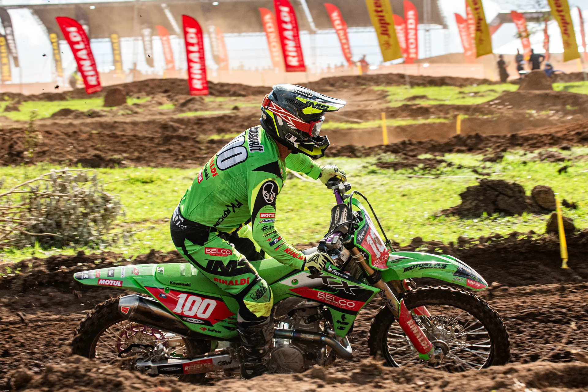 Roosevelt Assunção #100 pilotando a FK Rinaldi Kawasaki no Campeonato Brasileiro de Motocross 2026