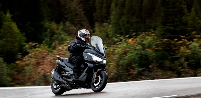 Motociclista em tráfego urbano intenso com vários veículos ao redor